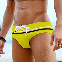 Желтые плавки с двумя контрастными полосками