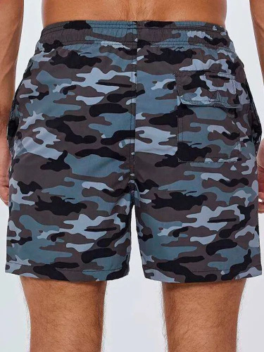 Мужские шорты с серым камуфляжным принтом фото 2